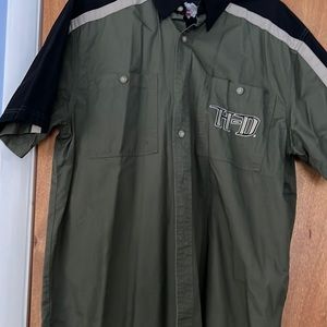 Mens 100% Cotton short sleeve Harley Davidson shirt.